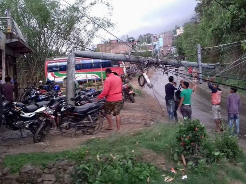 बाढीले पोल ढालेपछि विद्युत् आपूर्ति ठप्प